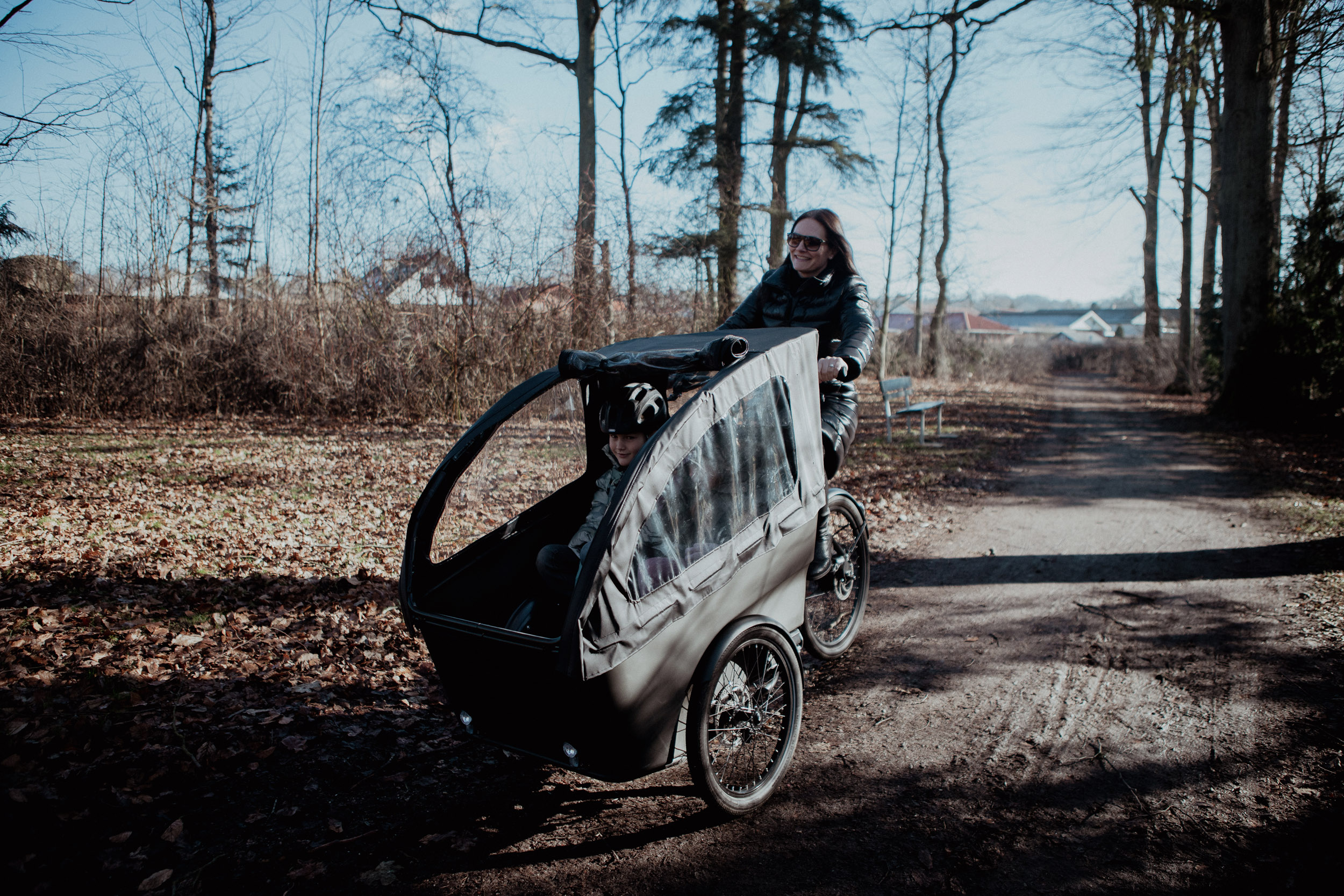 mor med 2 børn på el ladcykel