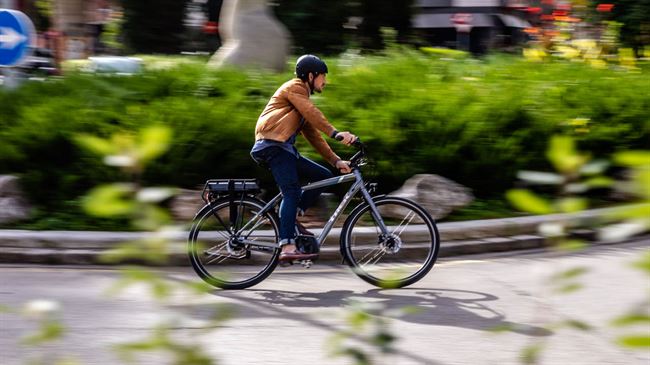 Elcykel sammenlignet med en bil 